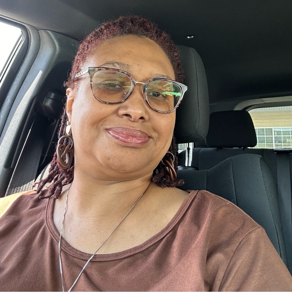 Meet your Posher, Sheila - Picture 2 of 2